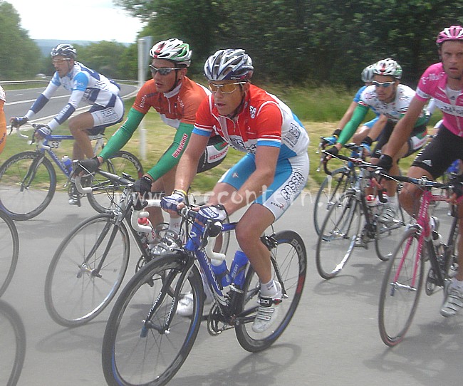 Kim Kirchen next to King of the mountains David Kopp (Wiesenhof). In the background, Cancellara (Fassa Bortolo) has just punctured